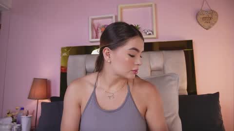 Snapshot of _emily_r chatting on May 22, 12:11 pm Isabella online show from May 22, 12:11 pm