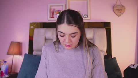 Snapshot of _emily_r chatting on May 30, 12:13 pm Isabella online show from May 30, 12:13 pm