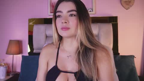 Snapshot of _emily_r chatting on June 4, 12:11 pm Isabella online show from June 4, 12:11 pm