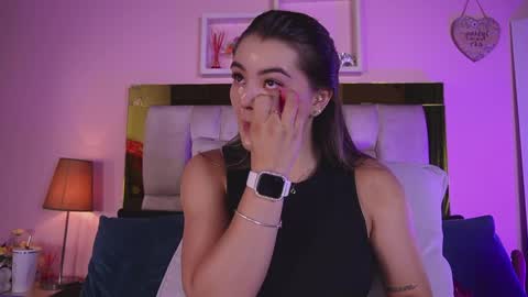 Snapshot of _emily_r chatting on June 9, 12:06 pm Isabella online show from June 9, 12:06 pm