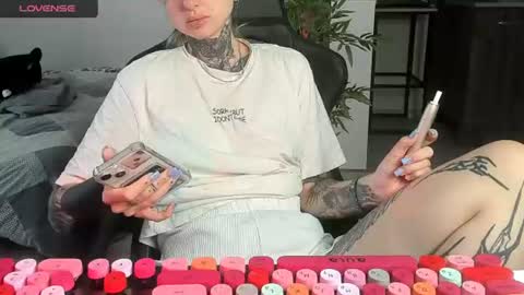 Snapshot of _feralberry__ chatting on June 21, 6:16 am Alis online show from June 21, 6:16 am