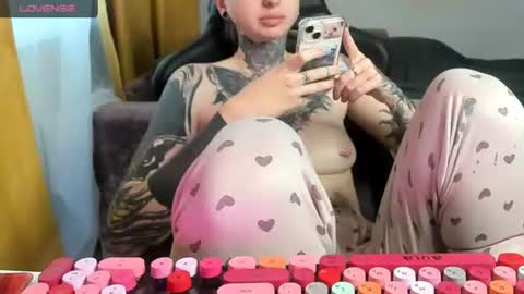 Snapshot of _feralberry__ chatting on July 6, 6:10 am Alis online show from July 6, 6:10 am
