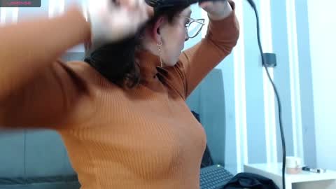 Snapshot of _isaabellaa chatting on December 23, 5:54 pm Isa online show from December 23, 5:54 pm