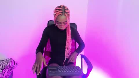 Snapshot of _itsbrit chatting on December 4, 12:53 am Brit online show from December 4, 12:53 am