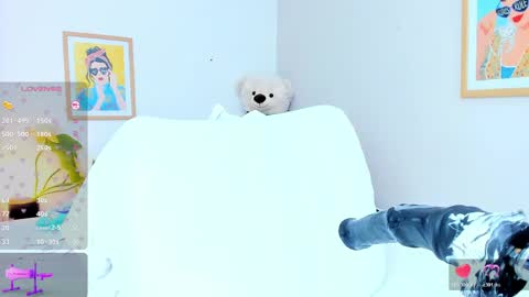 _jasminnee_ online show from April 21, 1:39 pm