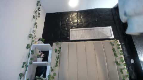 Mia online show from March 4, 1:28 pm