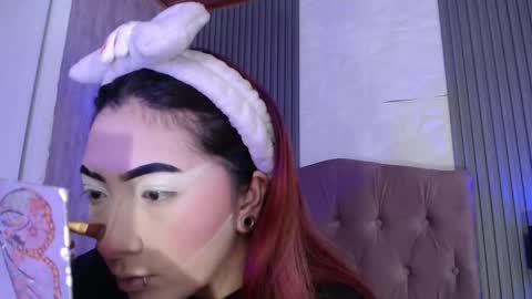 Mia online show from November 5, 3:01 pm