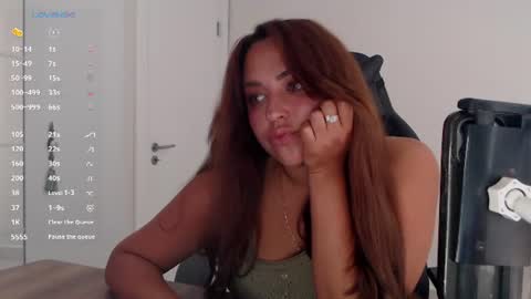 Snapshot of _just_a_queen_3 chatting on June 23, 7:28 am _just_a_queen_3 online show from June 23, 7:28 am
