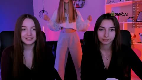 _kellykitten_ online show from April 8, 8:25 am