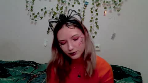 _kikiclark_ online show from October 31, 7:26 pm