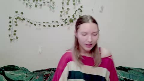 _kikiclark_ online show from December 3, 11:41 am