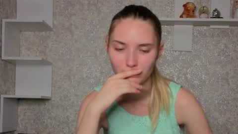 Snapshot of _kikiclark_ chatting on August 6, 9:17 pm _kikiclark_ online show from August 6, 9:17 pm