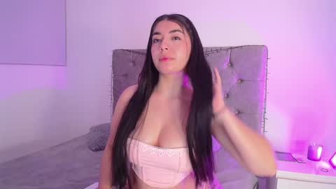 _kimtorres_ online show from January 3, 8:43 am