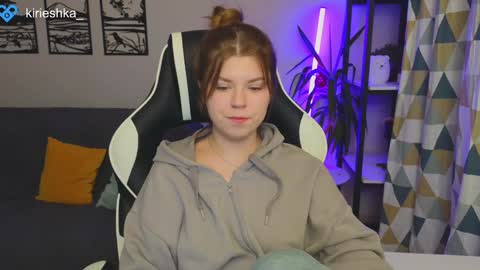 Snapshot of _kirieshka chatting on December 5, 4:34 pm Molly   Emily online show from December 5, 4:34 pm