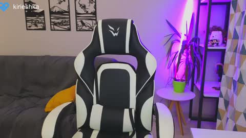 Snapshot of _kirieshka chatting on December 21, 2:15 pm Molly   Emily online show from December 21, 2:15 pm