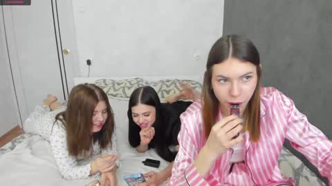 Snapshot of _kirieshka chatting on February 16, 2:32 pm Molly   Emily online show from February 16, 2:32 pm