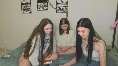 Snapshot of _kirieshka chatting on March 12, 1:40 pm Molly   Emily online show from March 12, 1:40 pm