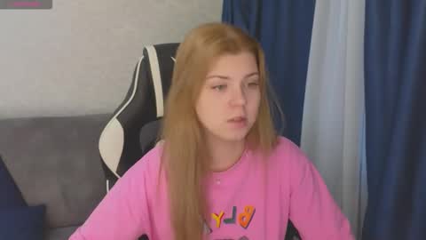 Snapshot of _kirieshka chatting on October 12, 1:21 pm Molly   Emily online show from October 12, 1:21 pm