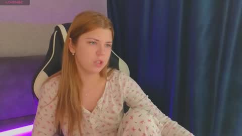 Snapshot of _kirieshka chatting on October 19, 9:32 am Molly   Emily online show from October 19, 9:32 am