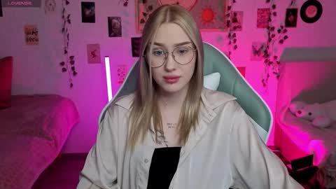 _kitekat_ online show from October 28, 1:14 pm