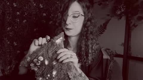 Snapshot of _lady_luna_ chatting on December 16, 2:04 am Lady Luna online show from December 16, 2:04 am