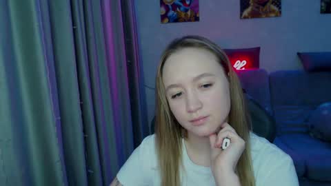 _lalune_ online show from January 3, 3:49 am