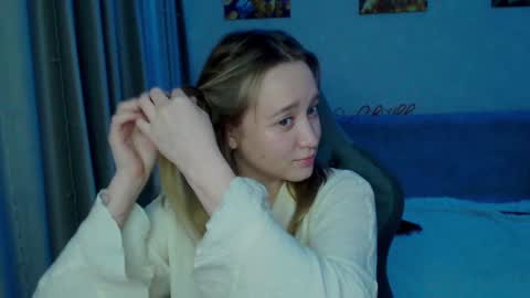 _lalune_ online show from January 27, 1:37 am