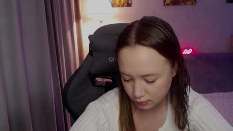 _lalune_ online show from September 18, 5:31 am