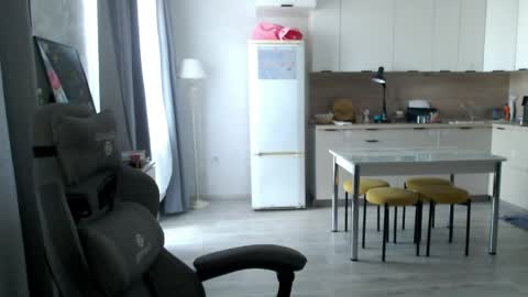 _lalune_ online show from April 21, 10:10 am