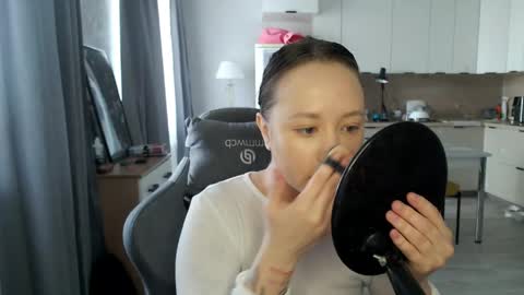 _lalune_ online show from April 22, 10:17 am