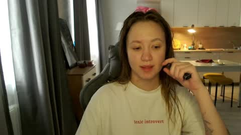 _lalune_ online show from April 23, 10:25 am