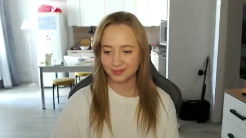 Snapshot of _lalune_ chatting on June 18, 6:57 am _lalune_ online show from June 18, 6:57 am