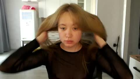 Snapshot of _lalune_ chatting on June 19, 9:02 am _lalune_ online show from June 19, 9:02 am