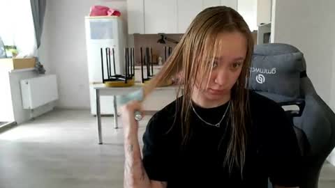 Snapshot of _lalune_ chatting on July 1, 9:22 am _lalune_ online show from July 1, 9:22 am
