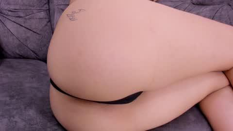 Snapshot of _laurataylor_ chatting on December 10, 2:16 am online show from December 10, 2:16 am