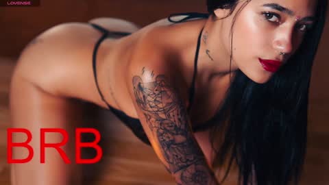 Snapshot of _laurataylor_ chatting on January 3, 11:01 pm online show from January 3, 11:01 pm