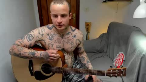 Snapshot of _layne chatting on April 24, 12:18 pm Layne online show from April 24, 12:18 pm