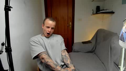Snapshot of _layne chatting on April 26, 12:03 pm Layne online show from April 26, 12:03 pm