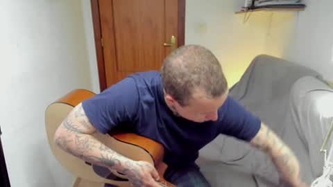 Snapshot of _layne chatting on May 1, 12:10 pm Layne online show from May 1, 12:10 pm