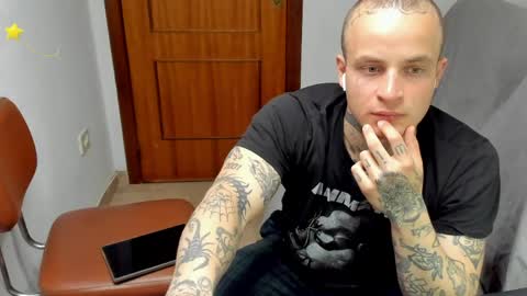Snapshot of _layne chatting on May 17, 8:16 pm Layne online show from May 17, 8:16 pm