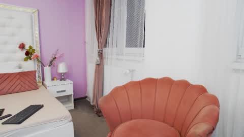 Snapshot of _lenapaul_ chatting on February 28, 4:21 am Lena Paul online show from February 28, 4:21 am