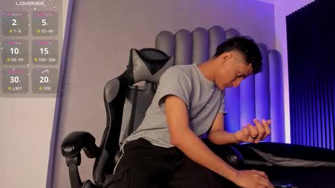 Snapshot of _leohot_ chatting on November 5, 3:39 am _leohot_ online show from November 5, 3:39 am