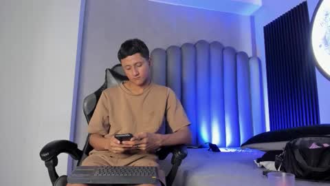 Snapshot of _leohot_ chatting on November 8, 4:01 am _leohot_ online show from November 8, 4:01 am