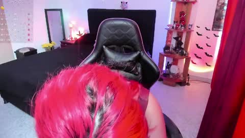 Snapshot of _lucyx__ chatting on March 31, 6:52 pm Queen. Help me reach 100 thumbs up online show from March 31, 6:52 pm
