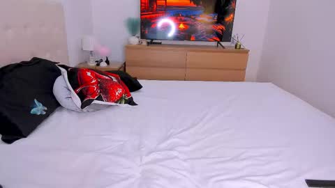 Lynna online show from March 27, 9:36 pm