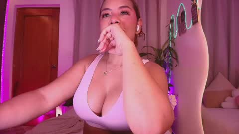 Snapshot of _megan_akbar chatting on May 26, 10:22 am Marce online show from May 26, 10:22 am