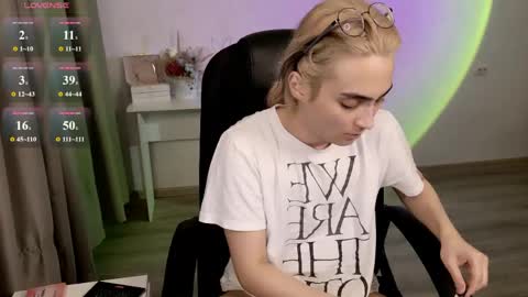 _meow_neko_ online show from April 19, 5:12 pm