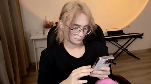 Snapshot of _meow_neko_ chatting on May 5, 3:03 am _meow_neko_ online show from May 5, 3:03 am