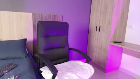 _miamiller_ online show from February 18, 11:08 pm