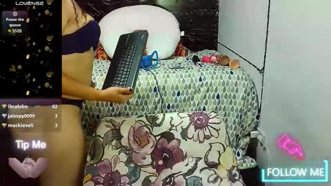 Snapshot of _milf_naughty chatting on November 24, 12:43 am _milf_naughty online show from November 24, 12:43 am